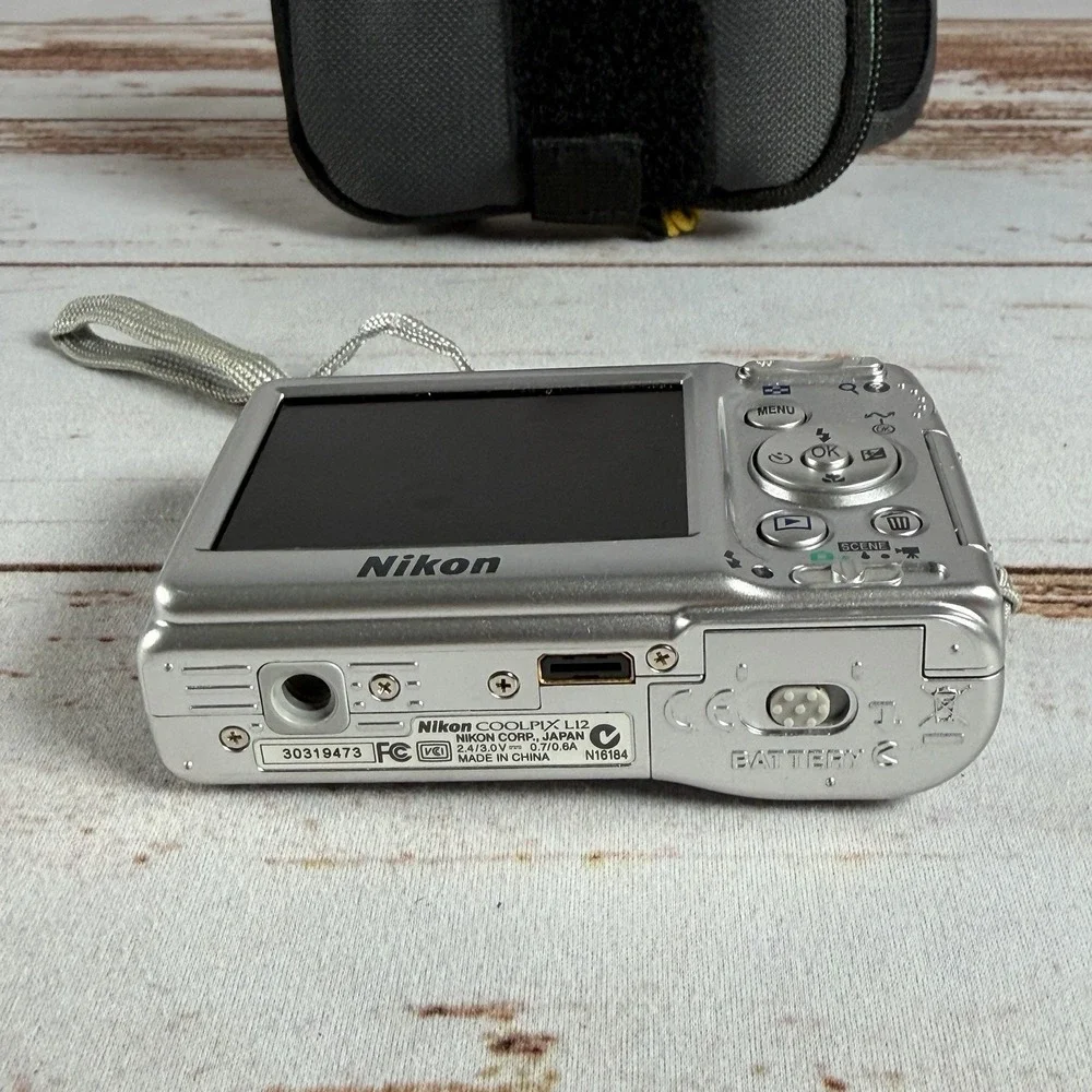 Nikon Coolpix L12 Digital Camera Silver Repairs Parts Frozen Lens As-Is Used